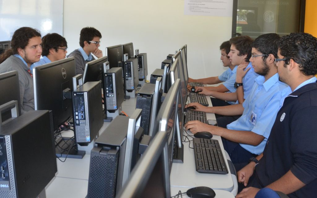 Alumnos de colegio utilizando computadoras.