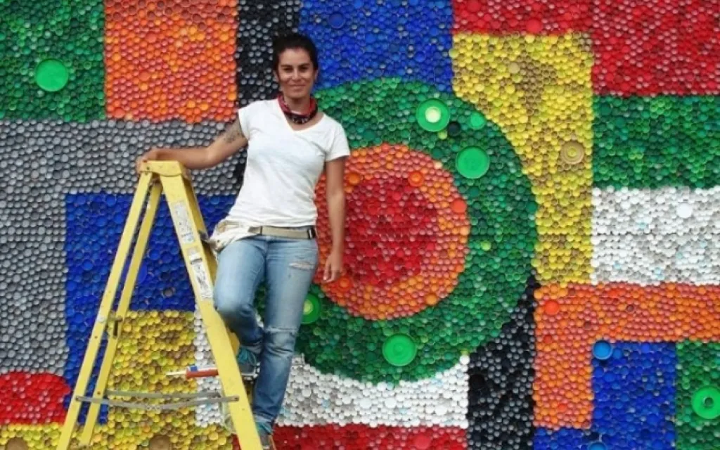La artista Natalia Astuácas elaboró el Mural de Tapitas