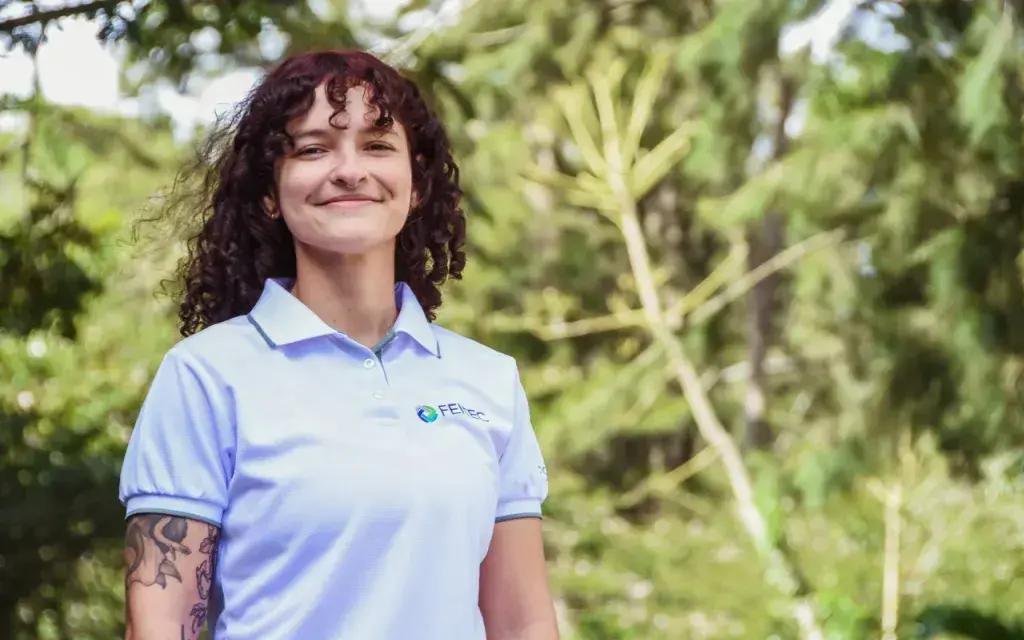 Joven estudiante con camiseta de la FEITEC