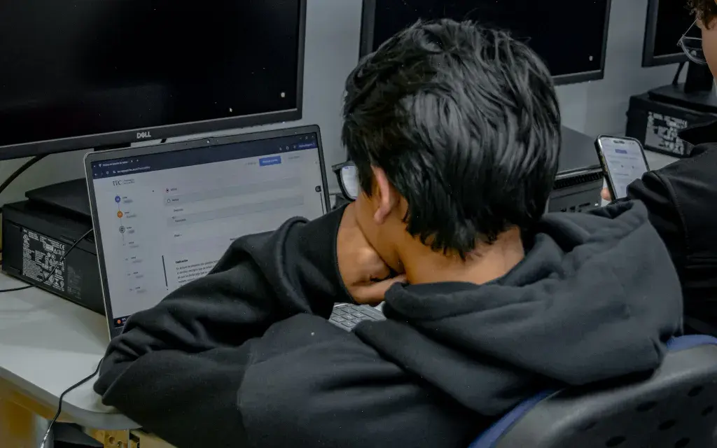 estudiantes realizando la práctica