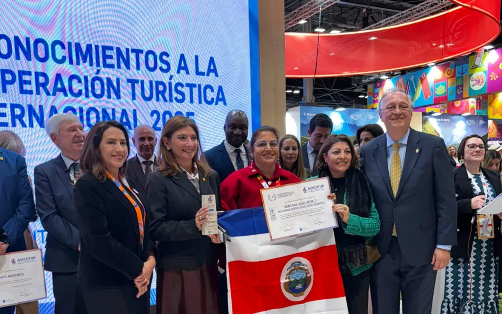 Personas con la bandera de Costa Rica