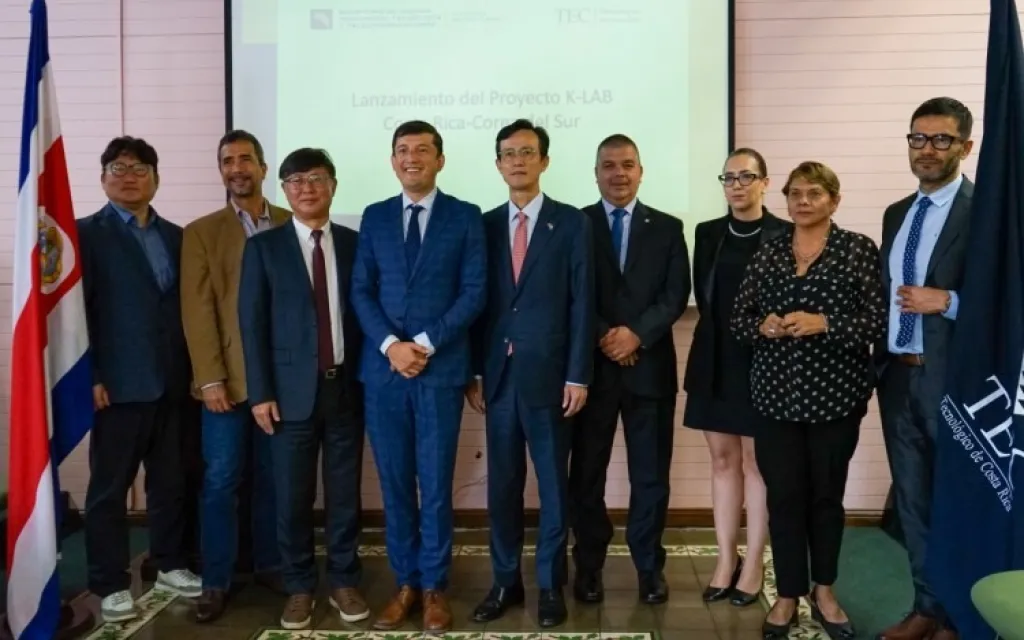 Fotografía de los participantes del evento