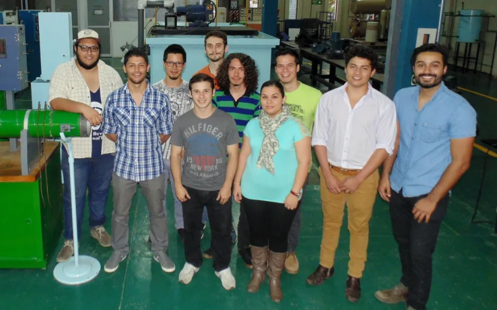 Estudiantes de Ingeniería en Mantenimiento Inudustrial participantes en el proyecto e.Wave, al fondo Jorge Obando; en la fila del centro, Ivan Segura, Anthony Fuentes, Carlos Coto, Andrés Rodriguez, Luis Chevez y Victor Vargas y al frente, Luis Rojas, Fernando Álvarez y Melany Carvajal.
