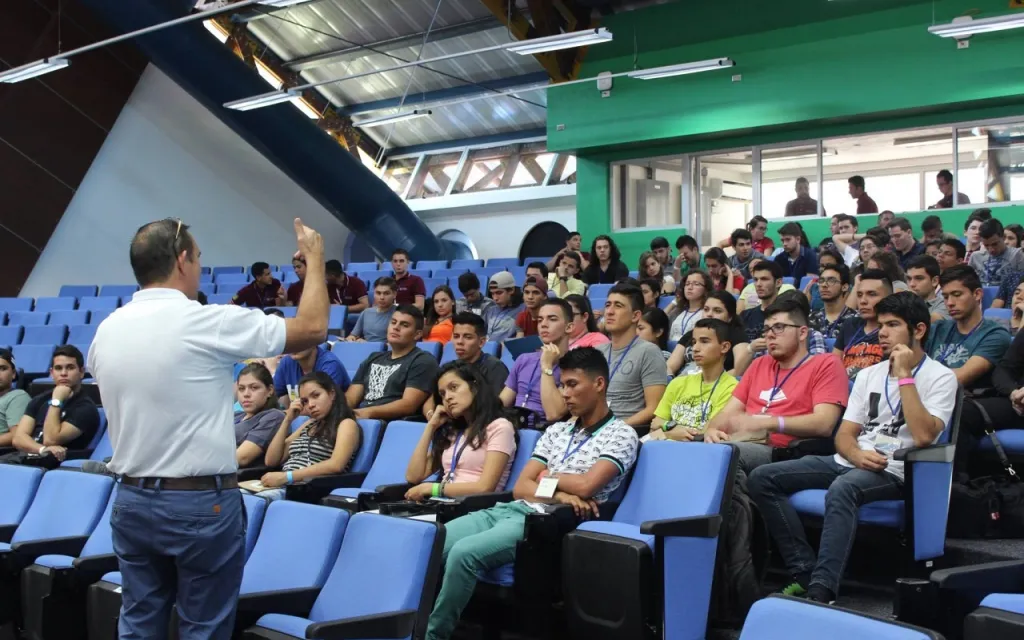 Estudiantes en el recibimiento San Carlos