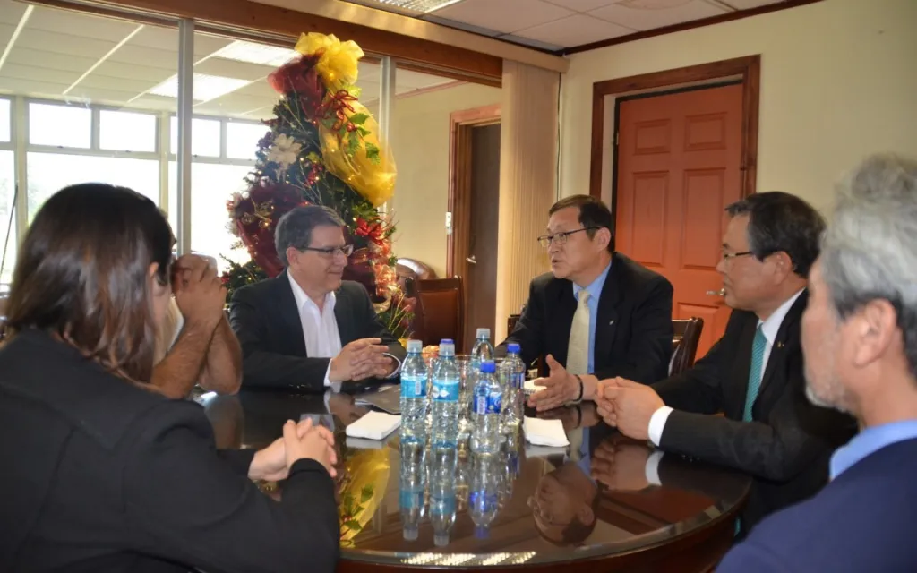 Parte de la delegación koreana en su conversación con el rector del TEC
