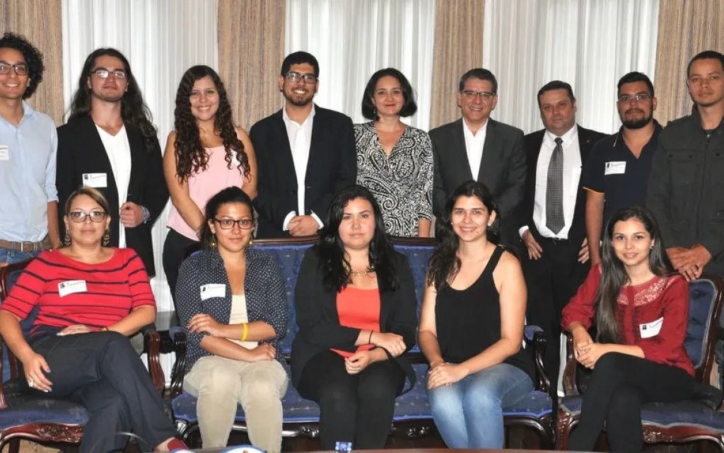 Participantes en la reunión de adhesión al Primer Parlamento