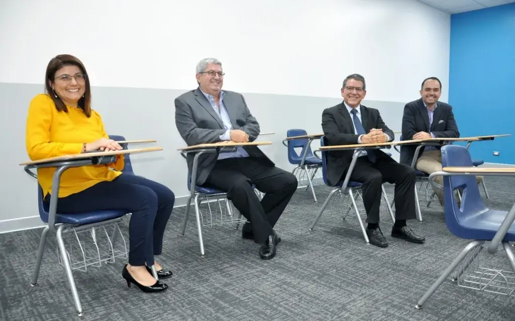 Liss Salas, coordinadora del Técnico en Calidad; Álvaro Carballo, presidente de la Zona Franca El Coyol; Julio César Calvo, rector del Tecnológico de Costa Rica, y Alonso Luna, vicealcalde de Alajuela, visitan las instalaciones en las que se imparten las clases en el Centro Coyol. Foto: Johan Umaña / OC