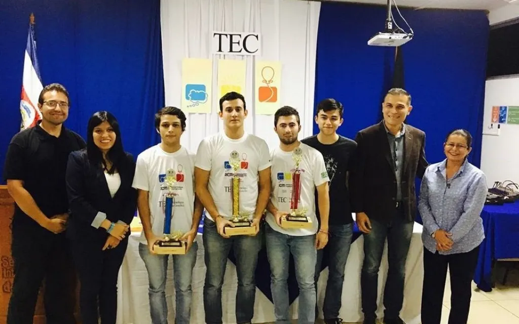 LOS JÓVENES POSANDO CON SUS TROFEOS