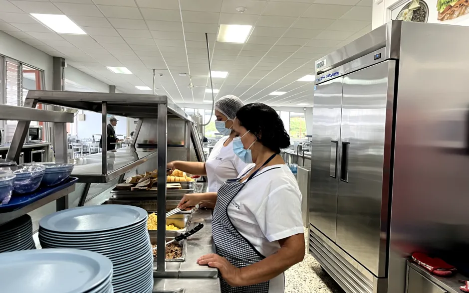 persona sirviendo el desayuno en la barra de comidas