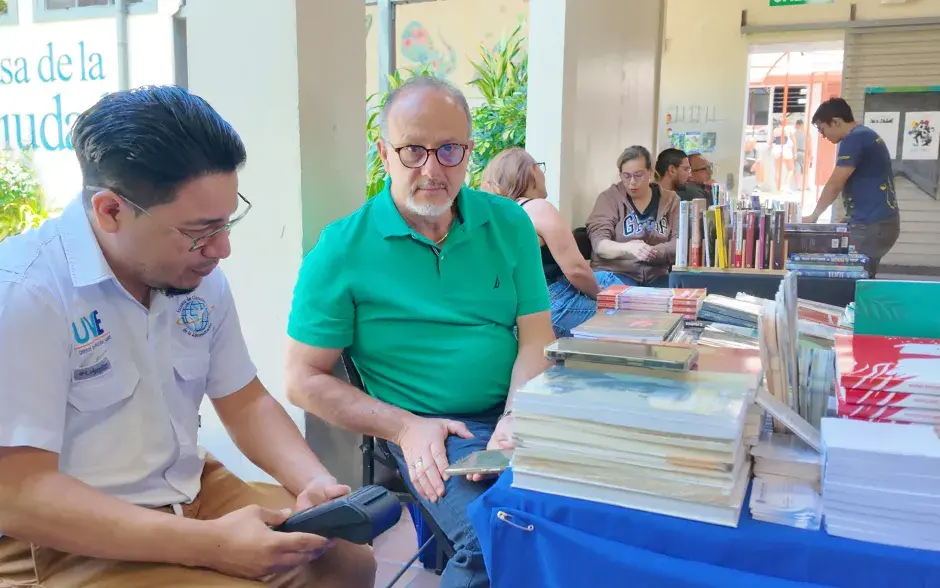 Feria del libro de editoriales y escritores independientes en Casa de la Ciudad.