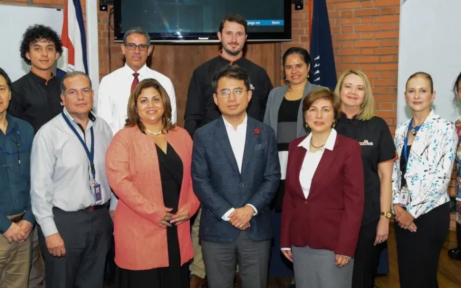 Julio Lee, director general de Samsung Electronics-Costa Rica junto a funcionarios del TEC.