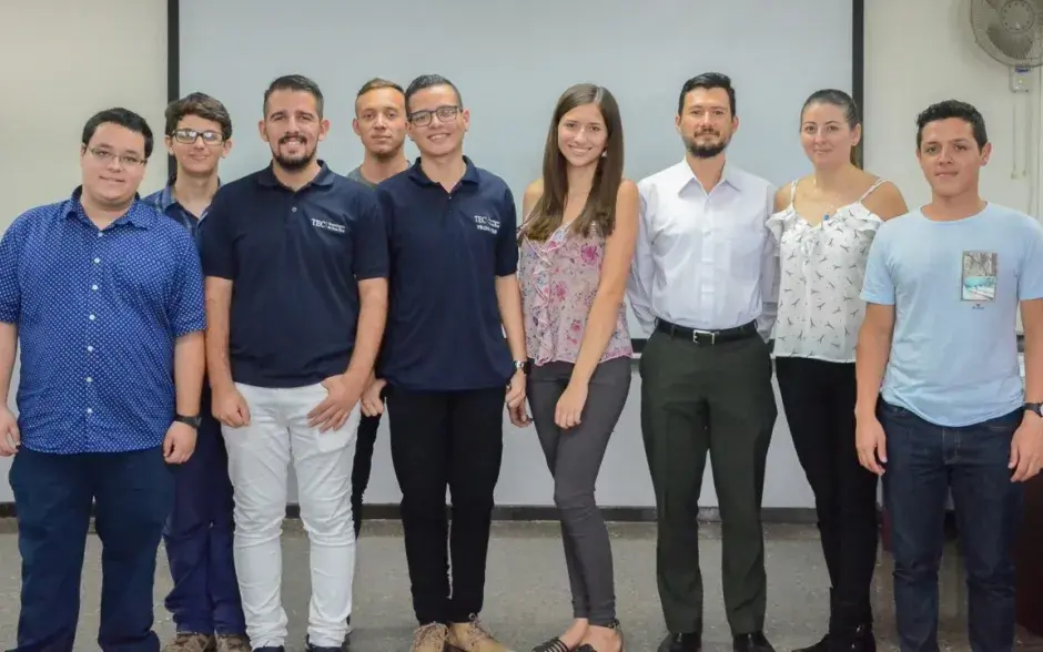 Estudiantes desarrolladores del video juego en compañia de docentes de la carrera.