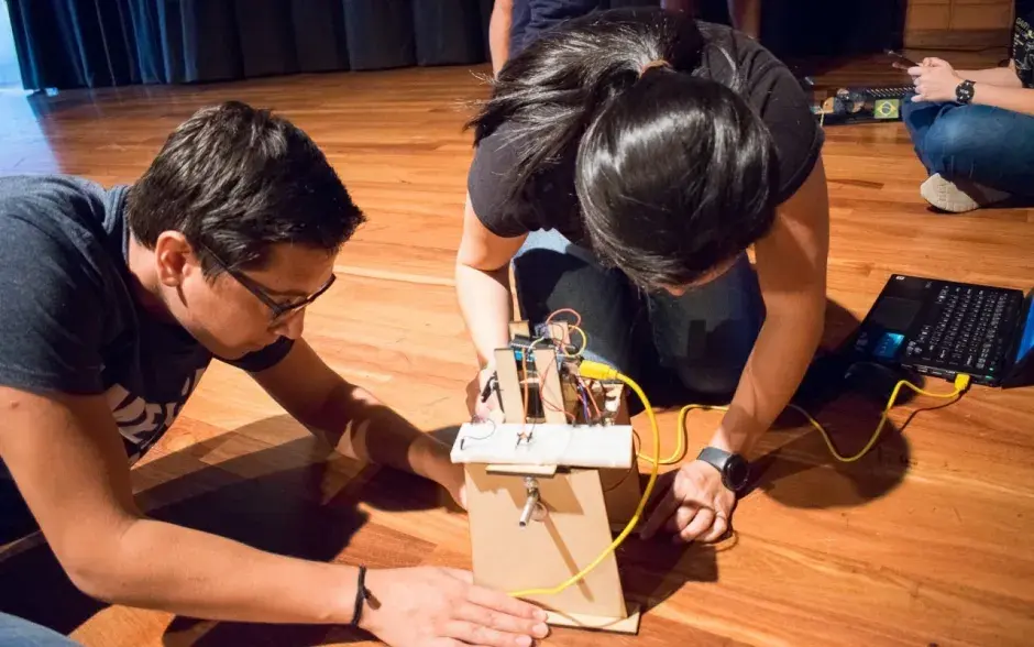 Los estudiantes mientras manipulaban los elementos antes de tirar un penal.