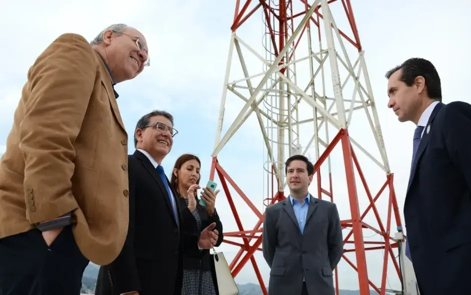 Eduardo Sibaja, coordinador general del Proyecto de Mejoramiento de la Educación Superior junto a Julio César Calvo, Cinthya Flores, Marco Gómez, coordinador de proyectos del Laboratorio de Sistemas Espaciales(SETEC-Lab) y Jorge Familiar, en la azotea del edificio de la Escuela de Ingeniería Electrónica.