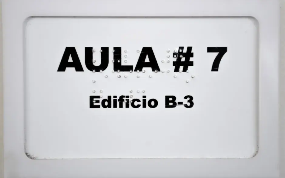 Aulas señalizadas en braile. ( Foto: Andrés Zúñiga).