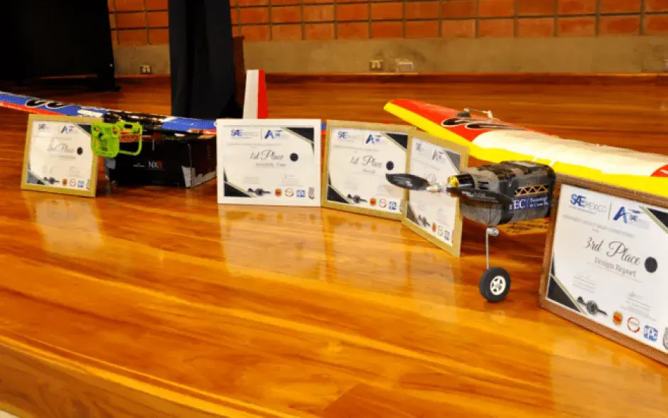 Aeronaves Morpho y Suléyabi; ambas participantes en las últimas ediciones de SAE Aerodesign Internacional y ganadoras de distintos premios.