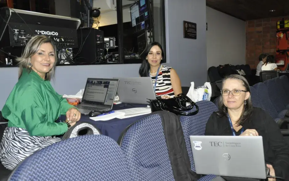 Fotografía de asistentes al evento