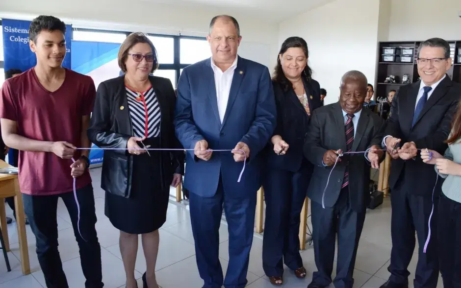 Estudiantes del Colegio Científico acompañaron durante la inauguración al Presidente Solís, la Directora del Científico de Cartago así como a la Ministra de Tecnología y el Rector del TEC.