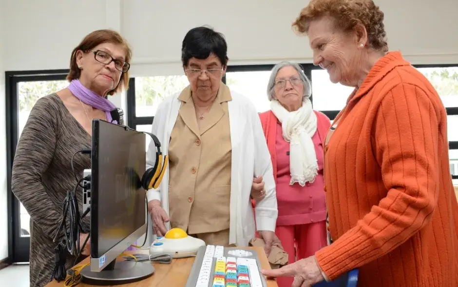 Miembros de la Asociación Cartaginesa de Atención al Ciudadano en la Tercera Edad (Ascate) participaron en la inauguración del nuevo laboratorio.