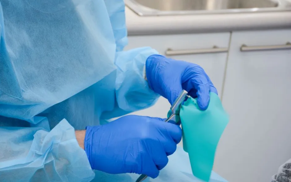 Odontólogo sujetando herramientas dentales