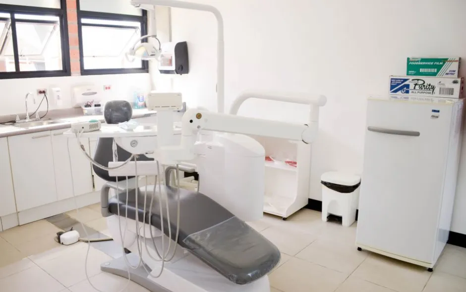 Sala con silla de dentista y otras herramientas