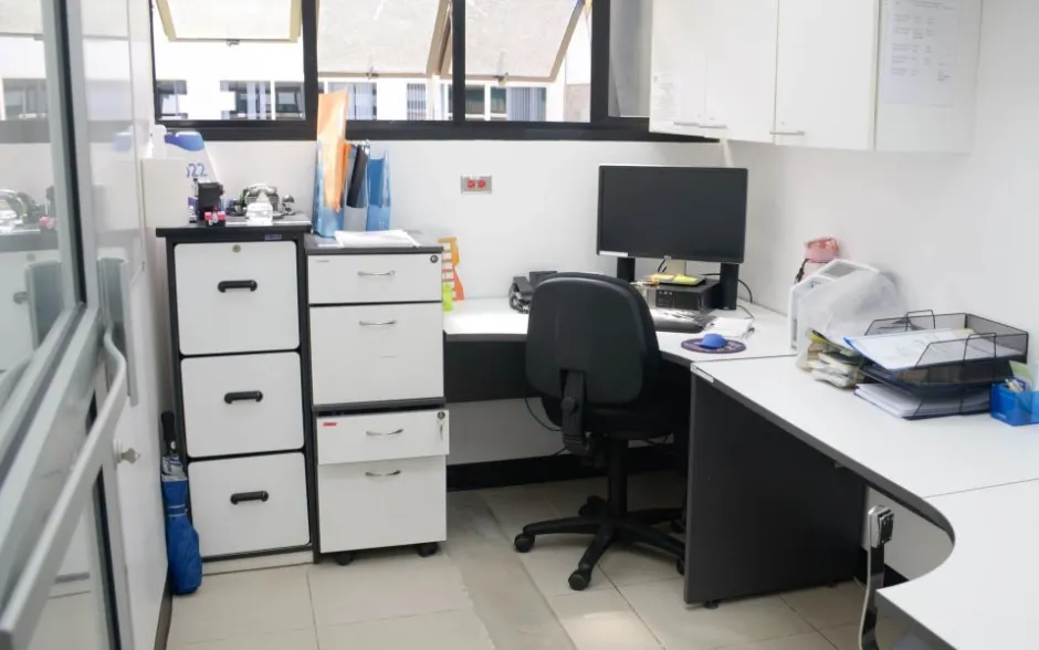 Oficina de los funcionarios con equipo de computo y almacenaje de archivos