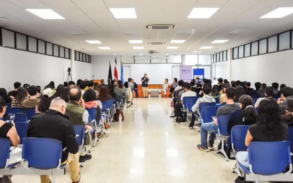 El conversatorio abordó temas como la integración de saberes indígenas, la ética ambiental, la economía circular y la necesidad de fortalecer una visión integral para mejorar la relación entre los seres humanos y la naturaleza.