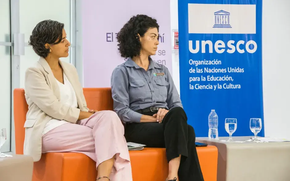 Tania Moreno, bióloga y coordinadora de la cátedra UNESCO en la UCI y Andrea Herrera, directora de ASANA, referente en gestión de Reservas de Biosfera.