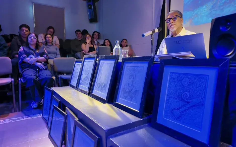 En Casa Cultural Amón, Otto Apuy Sirias compartió su visión sobre lo multimedia y la importancia de abrirse a distintos campos del conocimiento como parte de una formación integral.