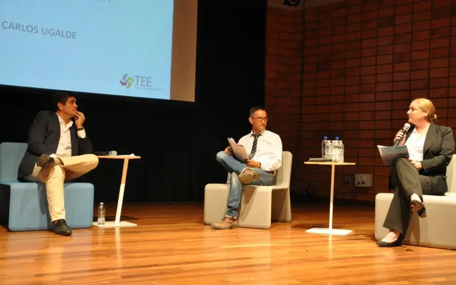 El candidato recibió las consultas de los expertos en infraestructura Carlos Ugalde y Giannina Ortiz.