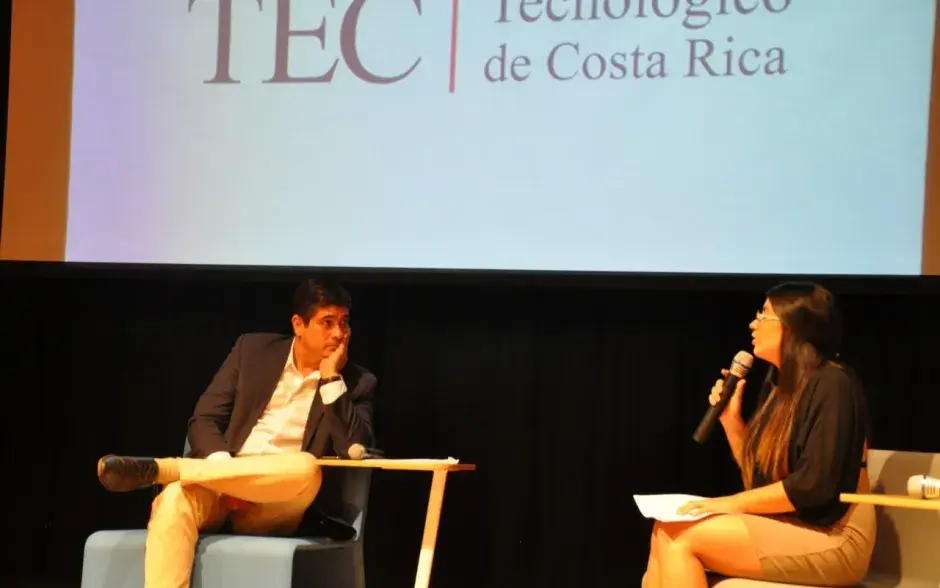 Fiorella Arias fue una de las representantes estudiantiles en compartir el escenario con el candidato del PAC.