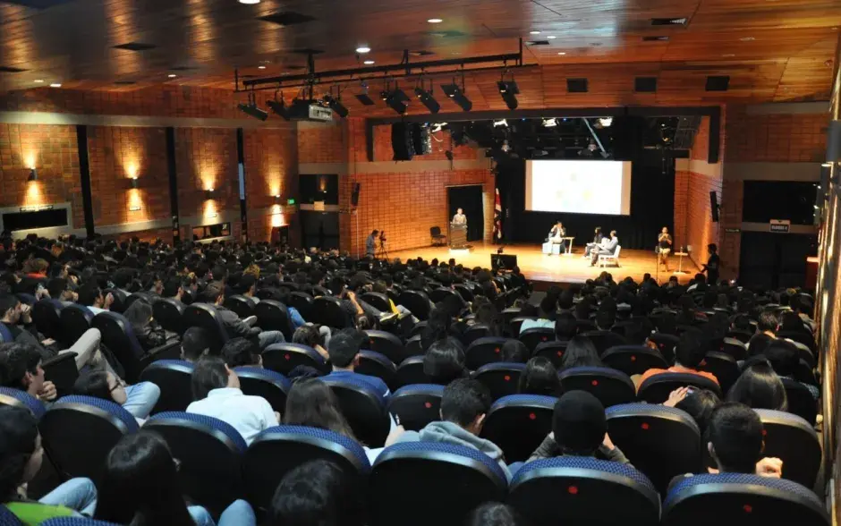 El Centro de las Artes se mantuvo lleno durante gran parte del conversatorio.