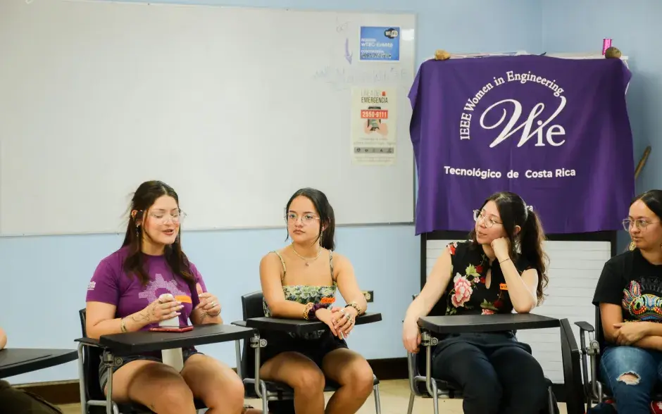 mujeres STEM participan de charla en un aula