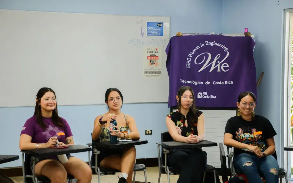 mujeres STEM participan de charla en un aula