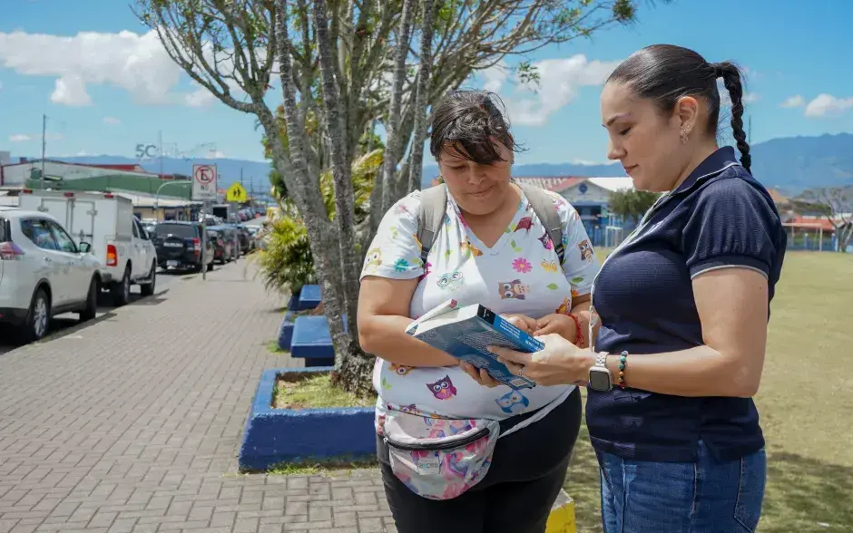 Entrega de libros en diversos cantones de Heredia