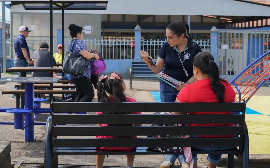 Entrega de libros en diversos cantones de Heredia