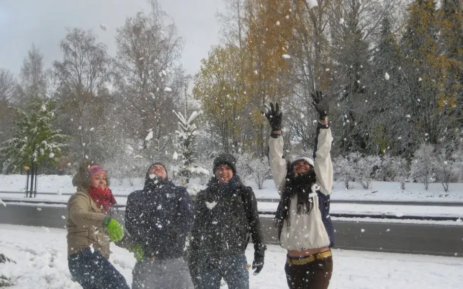 Finlandia  Estudiantes del TEC celebrando su primera nevada. (Foto: Cortesía de la Dirección de Cooperación)