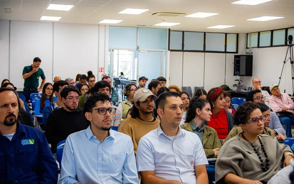 En el seminario se analizaron los principales retos que enfrenta la agricultura en un contexto de cambio climático, creciente presión sobre los sistemas productivos y la necesidad de alternativas tecnológicas que reduzcan el impacto ambiental.