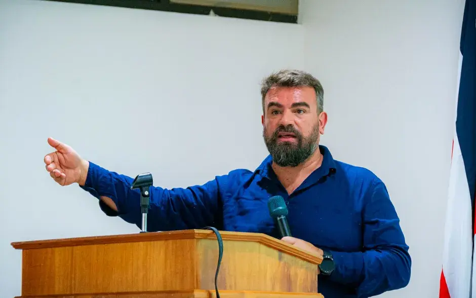 El Dr. Fabricio Cassán, especialista en agrobiotecnología y microbiología vegetal de Argentina, presentó la ponencia “Bioinsumos como herramienta clave para una Agricultura 0.0”.