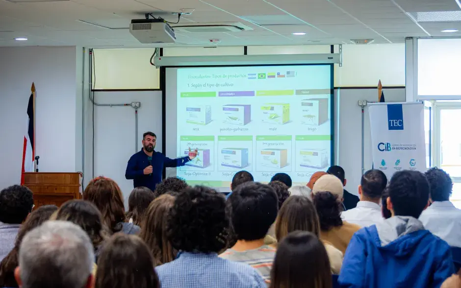 El Dr. Fabricio Cassán de Argentina, destacó el papel de los microorganismos promotores del crecimiento vegetal como base para transformar los sistemas agrícolas hacia modelos más eficientes y sostenibles.