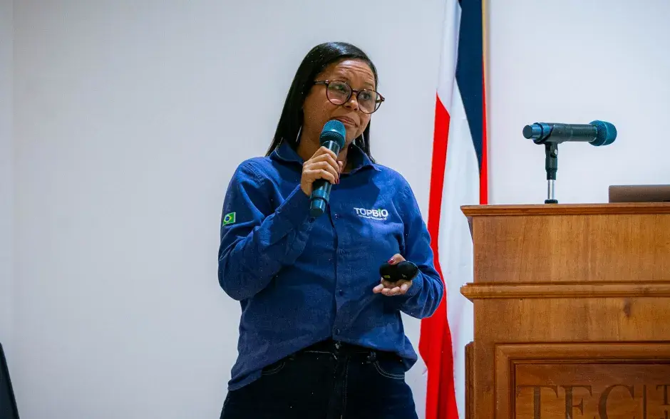 La Dra. Cristiane Coutinho de Brasil, presentó la conferencia “Tecnología On Farm: multiplicación de microorganismos benéficos en la finca para uso propio”.