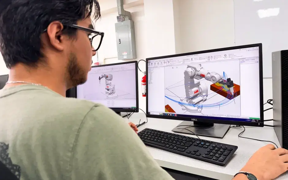 La modelación de robots industriales es parte de las ventajas que los estudiantes pueden hacer con el software instalador en unos de los laboratorios de Ingeniería en Mecatrónica