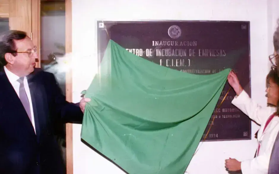 El entonces presidente de la República, Rafael Ángel Calderón Fournier, develó la placa inaugural del Centro de Incubación de Empresas (CIEM) en 1994, marcando un hito en el impulso al emprendimiento y la innovación.