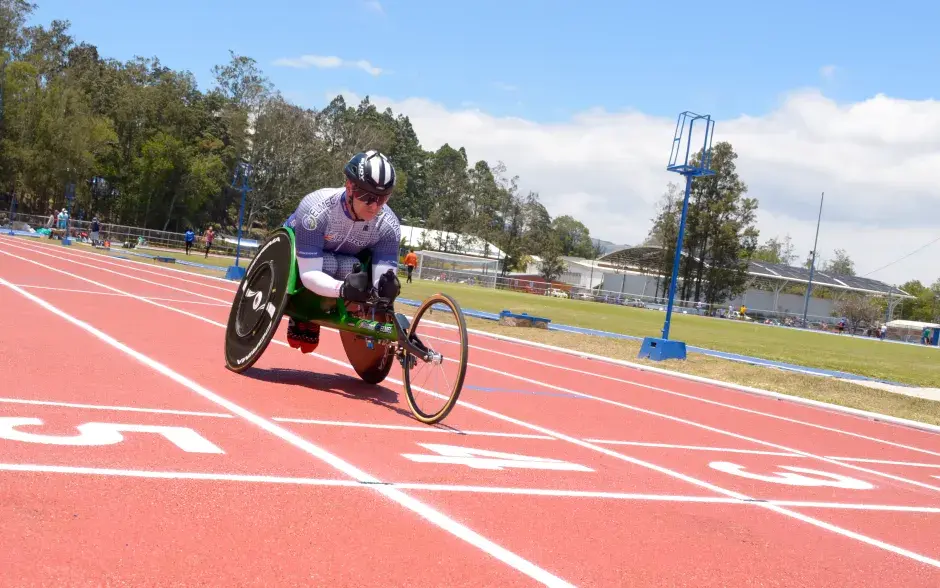 Paratleta utilizando la pista