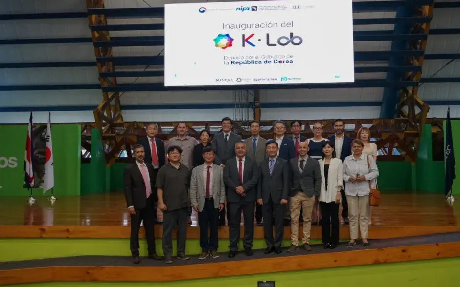 Personal del TEC y Korea