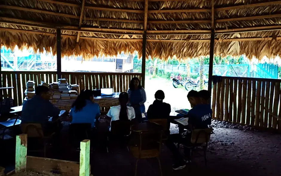 Estudiantes recibiendo asesoria