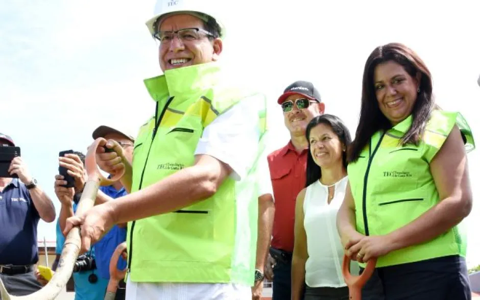 Julio Calvo, exrector del TEC, junto a Roxana Jiménez, exdirectora del CAL, durante la colocación de la primera piedra. Julio Calvo, exrector del TEC, junto a Roxana Jiménez, exdirectora del CAL, durante la colocación de la primera piedra.