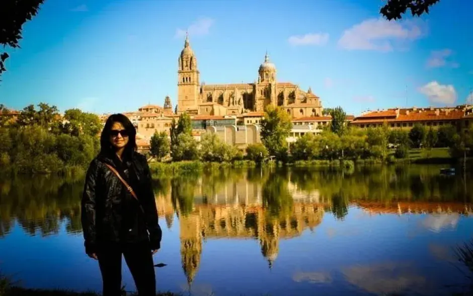 España  Estudiante del TEC frente al Río Tormes. Universidad de Salamanca (Fotografía: Cortesía de la Dirección de Cooperación).