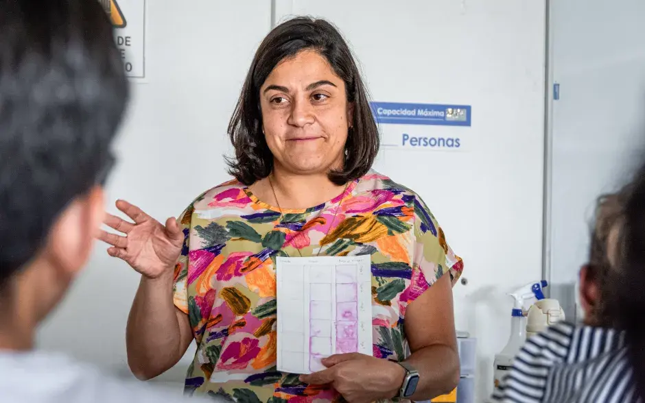 La profesora de la Escuela de Diseño Industrial, Marcela Cubero, mostró el uso de pigmentos sobre papel