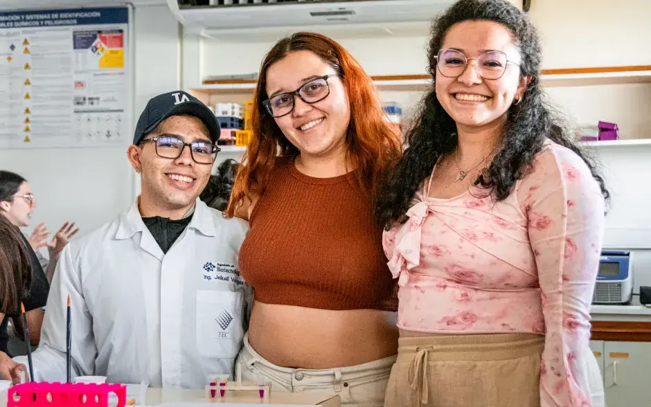 Participantes en el taller de biocromía del TEC